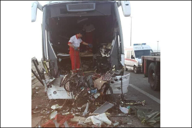 تصادف اتوبوس با تریلی ۲ کشته و ۲۷ مجروح برجا گذاشت/ اسامی مصدومان