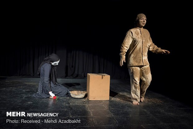 مسرحية "السلام" على خشبة مسرح إيران