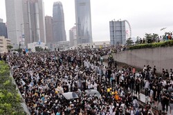 ہانگ کانگ میں مظاہرین نے پارلیمنٹ پر قبضہ کر لیا