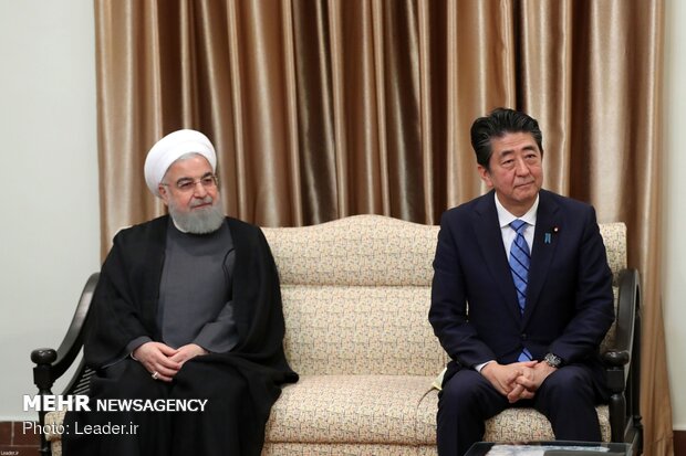 Japanese PM meets Leader of Islamic Revolution