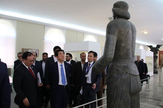 نخست‌وزیر ژاپن به موزه ملی ایران رفت