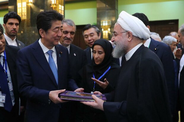 بازدید روحانی و «آبه» از نمایشگاه نودمین سالگرد روابط ایران وژاپن بازدید روحانی و «آبه» از نمایشگاه نودمین سالگرد روابط ایران وژاپن