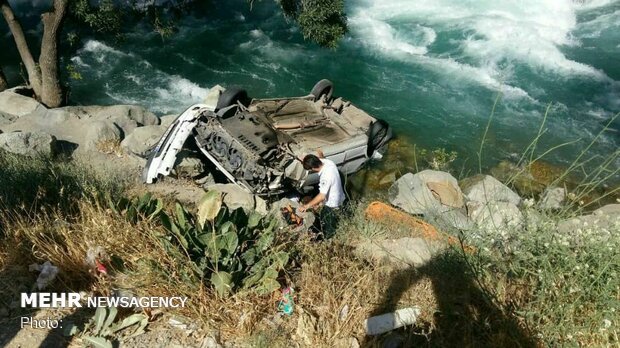 سقوط خودروی پراید در جاده چالوس/ نجات معجزه‌آسای هر سه سرنشین