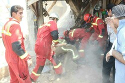 یک مغازه در شهر ری تخریب شد/نجات دو نفر از زیر آوار