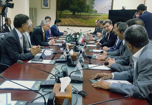 Pakistan stresses removing non-tariff barriers in trades with Iran