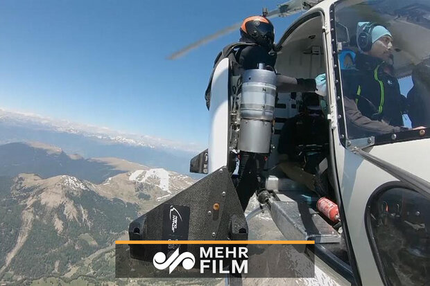 پرواز مخترع سوئیسی با «جت بال» برفراز کوه‌های ایتالیا