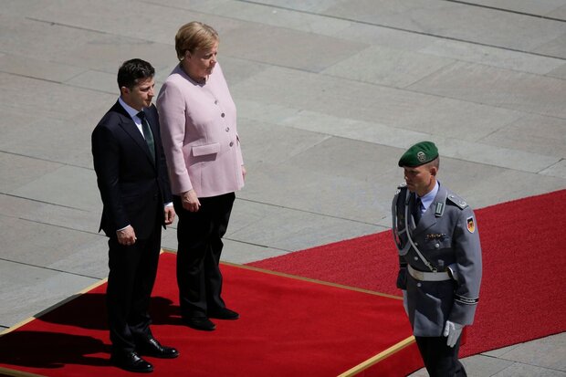 VIDEO: Merkel visibly shakes during national anthem