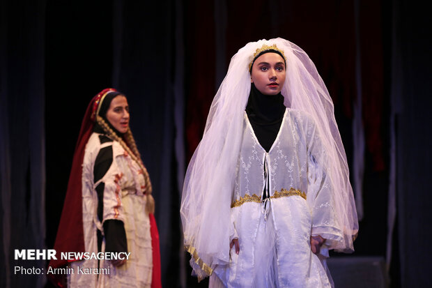 مسرحية "ميديا" تستمر بعروضها في طهران