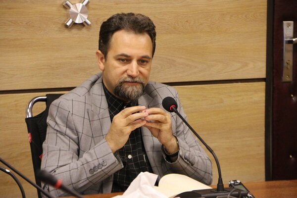 امر فلسفی چگونه در تمام فعالیت های پژوهشگر اجتماعی جریان دارد؟