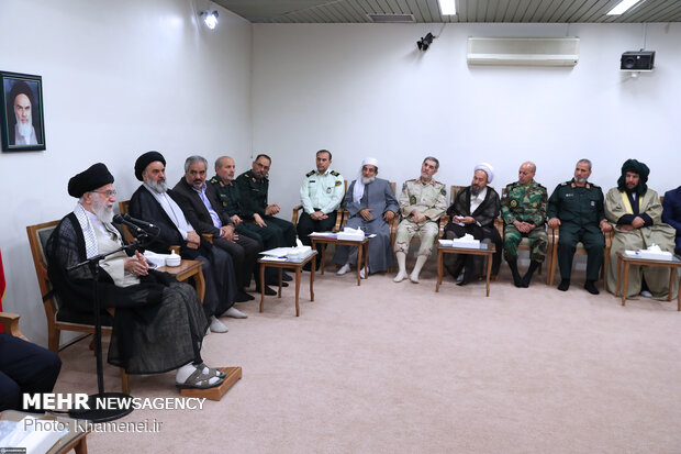 قائد الثورة الاسلامية يلتقي المشرفين على مؤتمر شهداء محافظة كردستان /صور