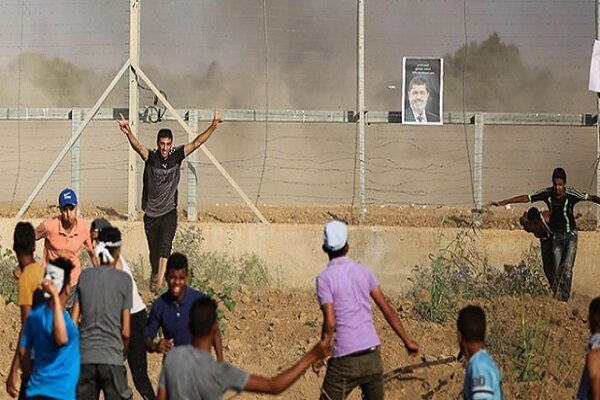 Filistinliler Büyük Dönüş Yürüyüşü gösterilerinde Mursi'yi unutmadı