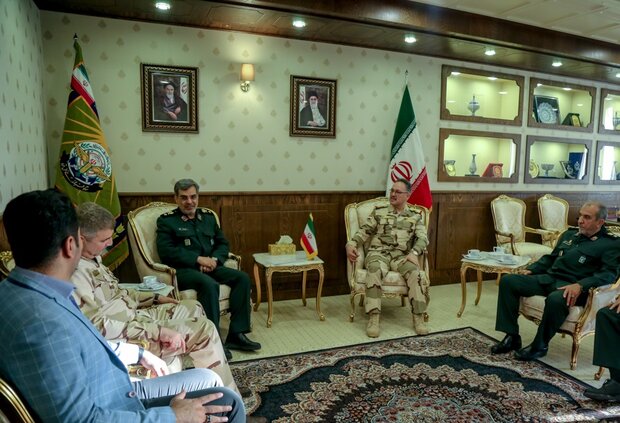 مساعد الشؤون التعليمية في الجيش العراقي يزور مقر القوات المسلحة الايرانية