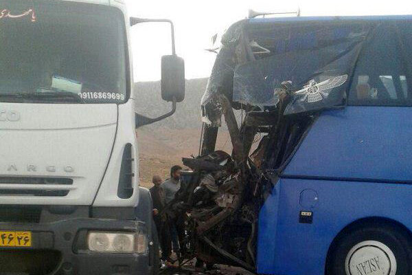 برخورد اتوبوس با کامیون در آزادراه کاشان- نطنز /یک نفر کشته شد