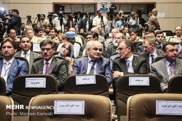 Zarif in fighting illegal drugs conf.