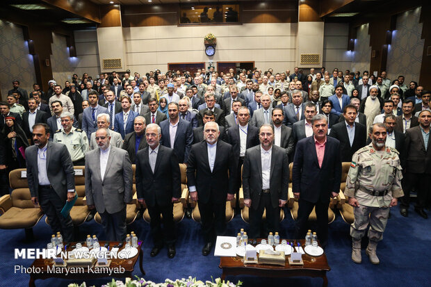 Zarif in fighting illegal drugs conf.