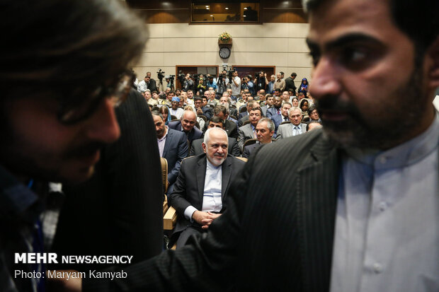 Zarif in fighting illegal drugs conf.