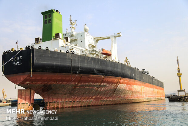 Docking operation of huge oil tanker in Bandar Abbas