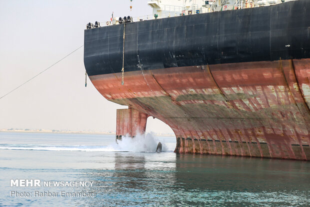 Docking operation of huge oil tanker in Bandar Abbas