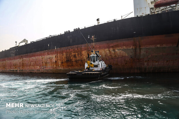 Docking operation of huge oil tanker in Bandar Abbas