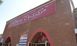 پاکستان میں لال مسجد کے خطیب  کو ہٹا دیا گيا/ ملا عبدالعزیز کے مسجد میں داخلے پر پابندی