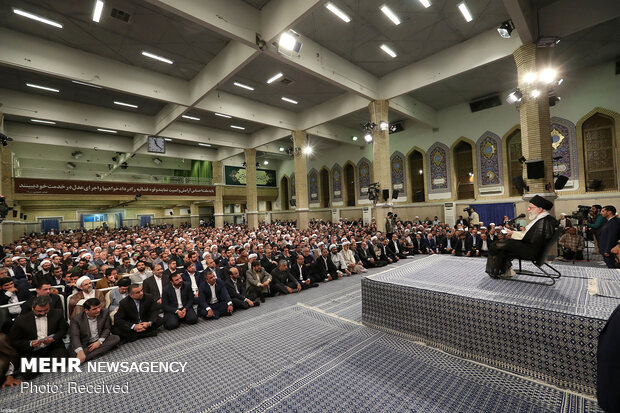 إجتماع قائد الثورة الاسلامية مع مسؤولين في السلطة القضائية