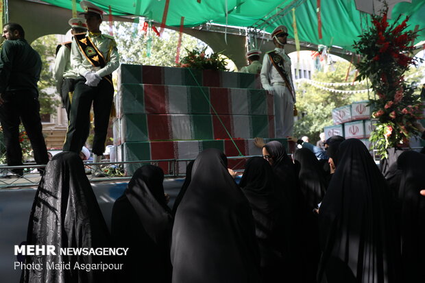 تشييع رفات 150 شهيدا من شهداء الدفاع المقدس في طهران