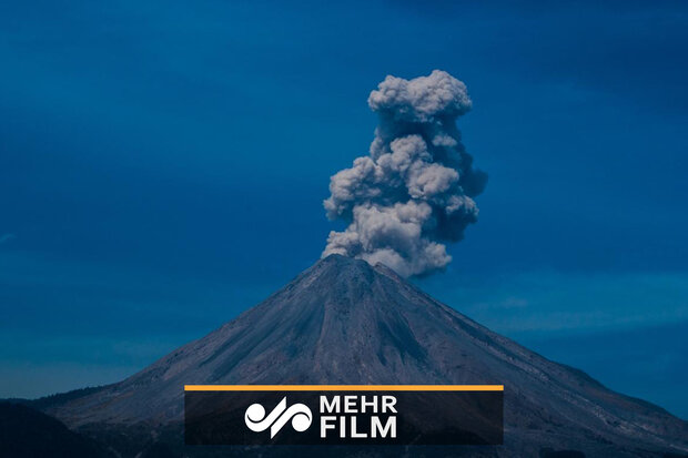 VIDEO: Mexican volcano erupts spouting massive plume of ash