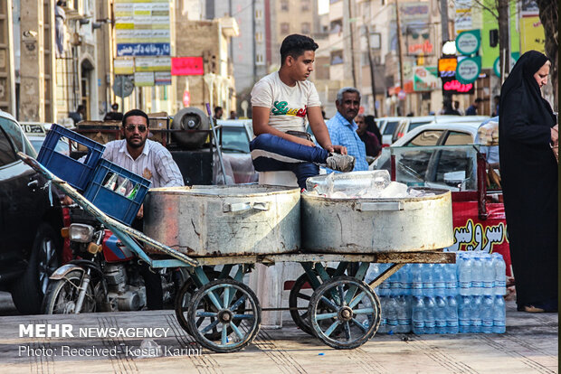 Businesses in sweltering weather of SW Iran