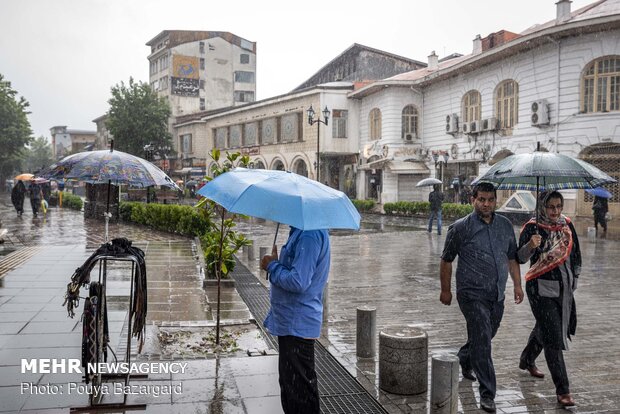 بارش رگبار باران در گیلان/ وزش باد و وقوع رعد و برق