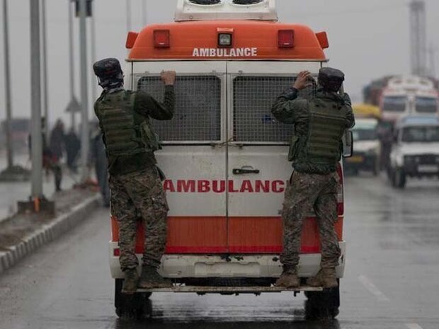 کشمیر میں بھارتی فوج کی گاڑی اور مسافر وین میں تصادم / 3 افراد ہلاک کشمیر میں بھارتی فوج کی گاڑی اور مسافر وین میں تصادم / 3 افراد ہلاک