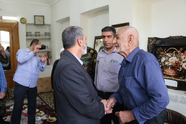 دیدار فرمانده کل ارتش با خانواده شهید عموشاهی در خمینی شهر