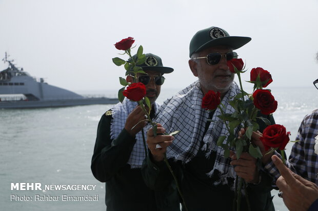 إلقاء الورود في ذكرى الهجمة الإرهابية الامريكية على خليج فارس