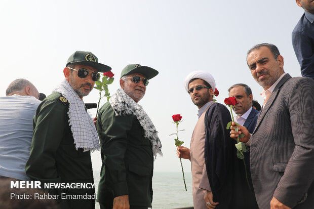 إلقاء الورود في ذكرى الهجمة الإرهابية الامريكية على خليج فارس