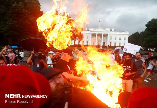 آتش زدن پرچم آمریکا مقابل کاخ سفید‎