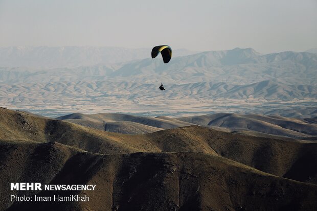 پرواز پاراگلایدرها در ارتفاعات شهر کرمان