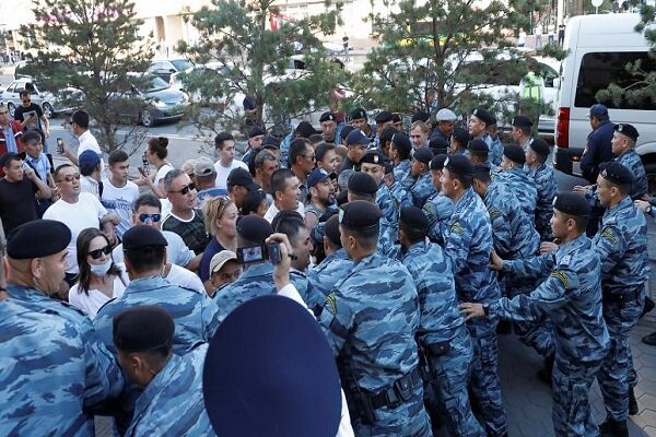 Kazakistan'da devlet başkanı Nazarbayev protestosu