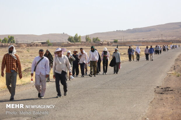 آغاز حرکت 54 کاروان زائران پیاده از سرخس به مشهد