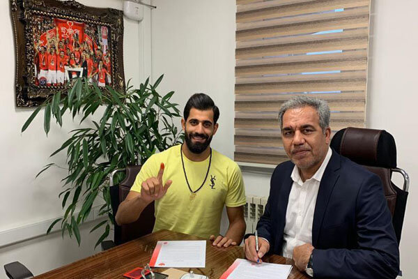 مدافع تیم ملی فوتبال ایران با قراردادی دو ساله به پرسپولیس پیوست مدافع تیم ملی فوتبال ایران با قراردادی دو ساله به پرسپولیس پیوست