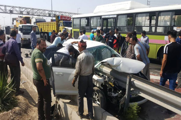 برخورد خودرو ام وی ام با گاردریل دراتوبان آزادگان/۲نفر مصدوم شدند