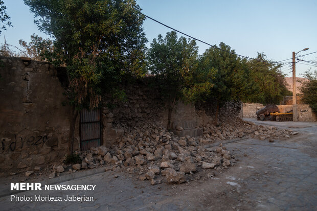 Quake damages buildings in Gelgir village