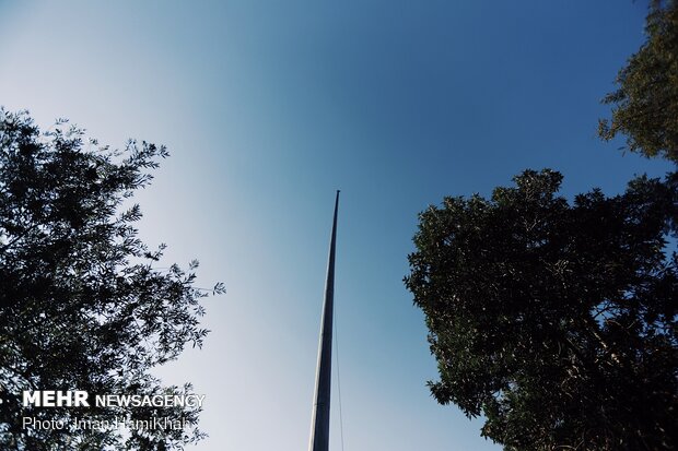 اهتزاز پرچم ۱۴۴ متری امام رضا در پارک‌مردم همدان