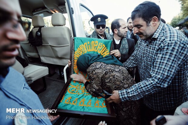 Imam Reza (AS) holy shrine’s blessed flag hoisted in Hamedan prov.