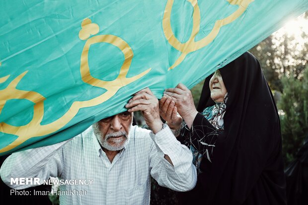 اهتزاز پرچم ۱۴۴ متری امام رضا در پارک‌مردم همدان