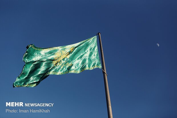 اهتزاز پرچم ۱۴۴متر مربعی حرم مطهر امام رضا(ع) در ورودی اسلامشهر