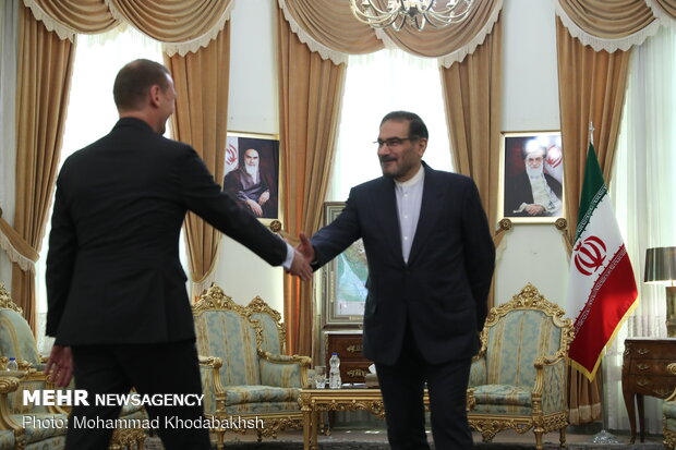 Shamkhani's meeting with Macron's adviser