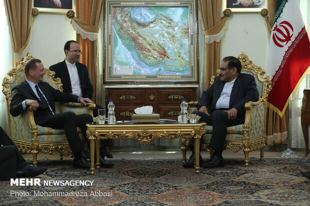 Shamkhani's meeting with Macron's adviser