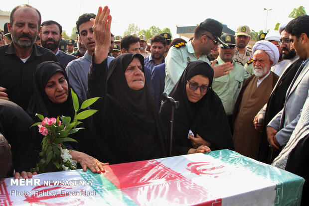 مراسم تشییع پیکر سروان شهید حجت الله دشتبانی در بندرعباس