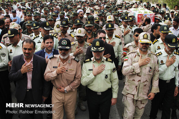 مراسم تشییع پیکر سروان شهید حجت الله دشتبانی در بندرعباس