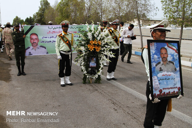 مراسم تشییع پیکر سروان شهید حجت الله دشتبانی در بندرعباس