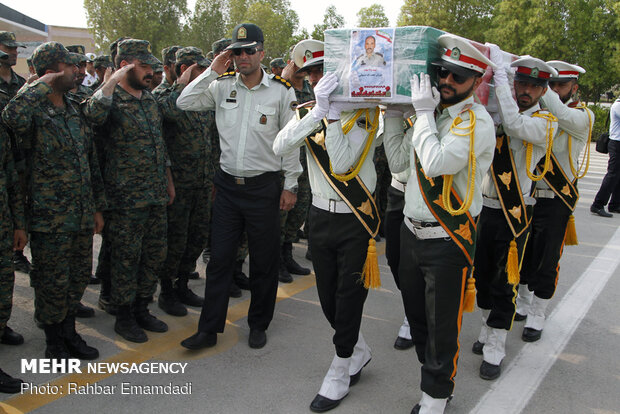 مراسم تشییع پیکر سروان شهید حجت الله دشتبانی در بندرعباس